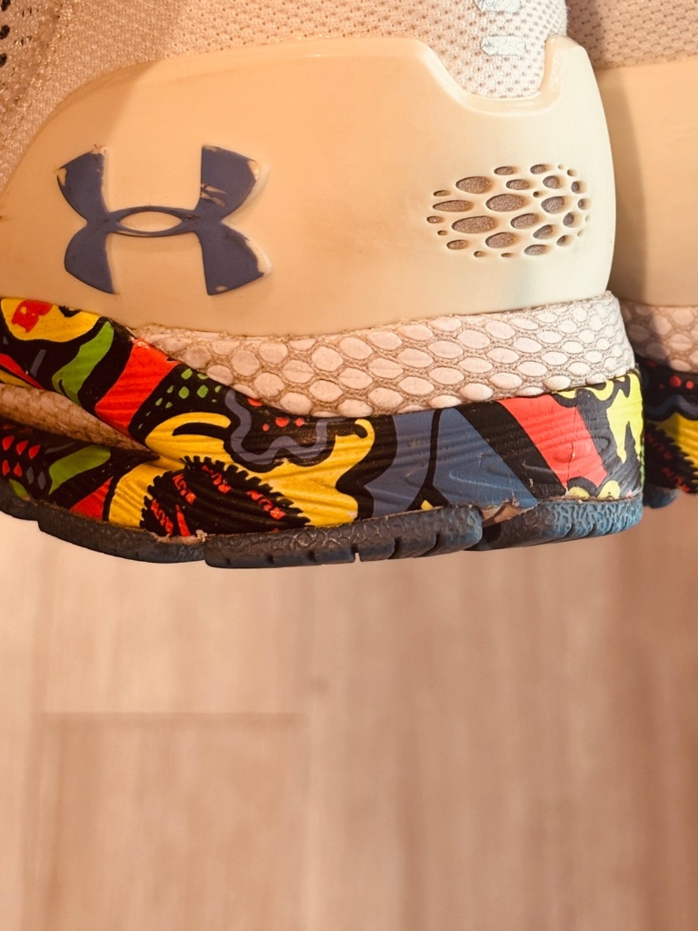 Under Armour Colorful Running Shoe U.S. 8 Athletic Sporty Comfy Casual Outdoor